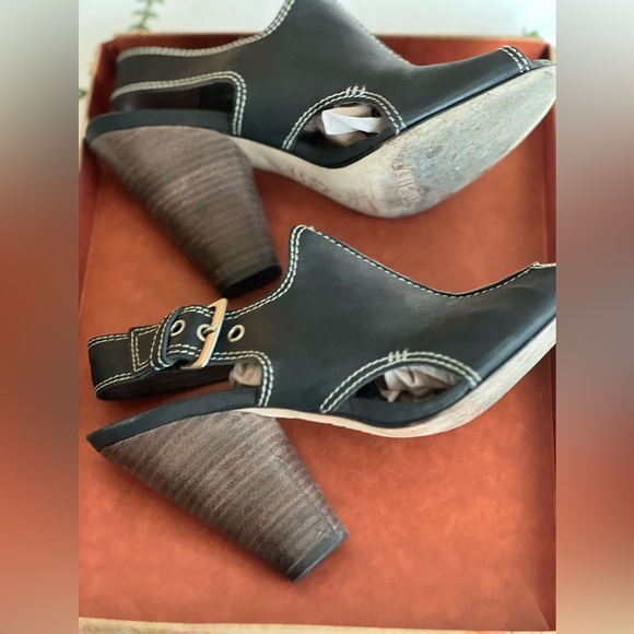 Ladies Bernardo Leather Sandals - Picture 8 of 13